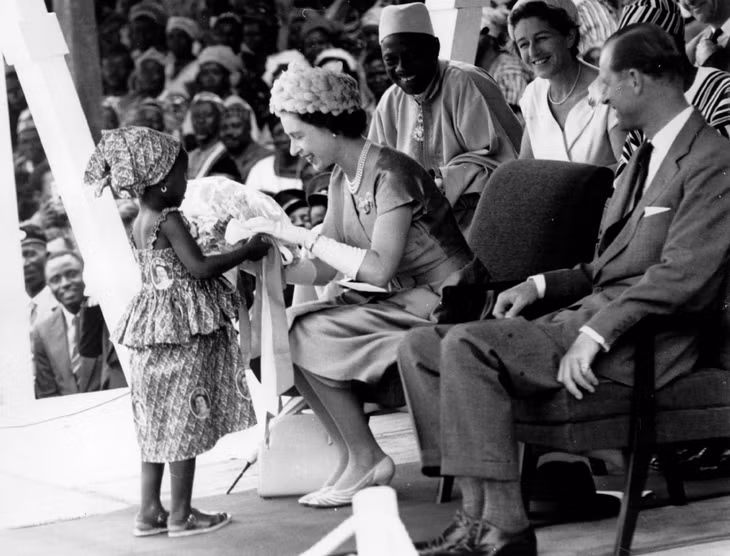 Nữ hoàng nhận hoa từ một bé gái khi thăm Sierra Leone năm 1961.