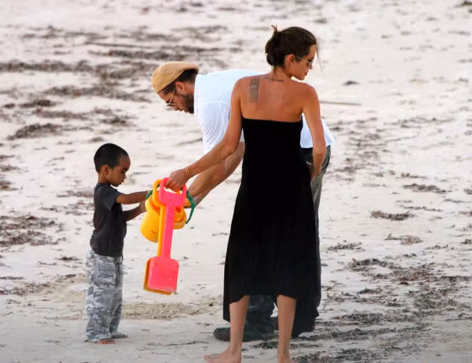 Angelina Jolie bị khui tự tung ảnh ngoại tình với Brad Pitt - Ảnh 1.