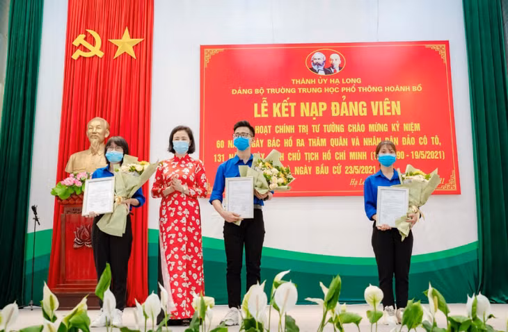 Thành ủy Hạ Long trao quyết định kết nạp đảng viên cho Nguyễn Tuấn Anh (giữa), học sinh Trường THPT Hoành Bồ (TP Hạ Long), tháng 5/2021. Ảnh: Nhân vật cung cấp