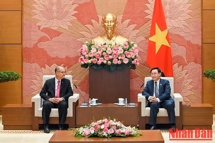 Chủ tịch Quốc hội Vương Đình Huệ tiếp Phó Chủ tịch thứ nhất Thượng viện Thái Lan Singsuk Singpai. (Ảnh: DUY LINH)
