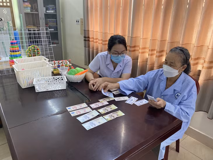 Điều dưỡng viên Bệnh viện Lão khoa - Phục hồi chức năng Quảng Ninh tập hoạt động trị liệu cho bệnh nhân.