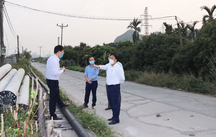 Bí thư Thành uỷ Uông Bí Nghiêm Xuân Cường kiểm tra thực địa quỹ đất cần GPMB phục vụ dự án trên địa bàn phường Phương Đông.