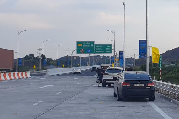 Nhiều lái xe dừng xe trên cao tốc Vân Đồn - Móng Cái trong ngày đầu cao tốc được đưa vào sử dụng. Ảnh: Báo Lao động