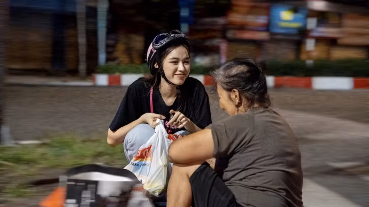 Rũ bỏ hình ảnh lộng lẫy, hào nhoáng trong các sự kiện, Hoa hậu Đỗ Thị Hà chung tay cùng mọi người phát những phần quà để giúp đỡ người nghèo, có hoàn cảnh đáng thương. Ảnh: NVCC.