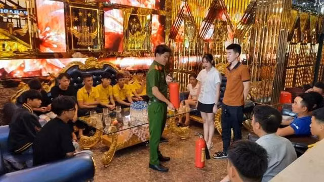 Công an hướng dẫn nhân viên quán karaoke sử dụng bình chữa cháy khi xảy ra sự cố cháy, nổ.