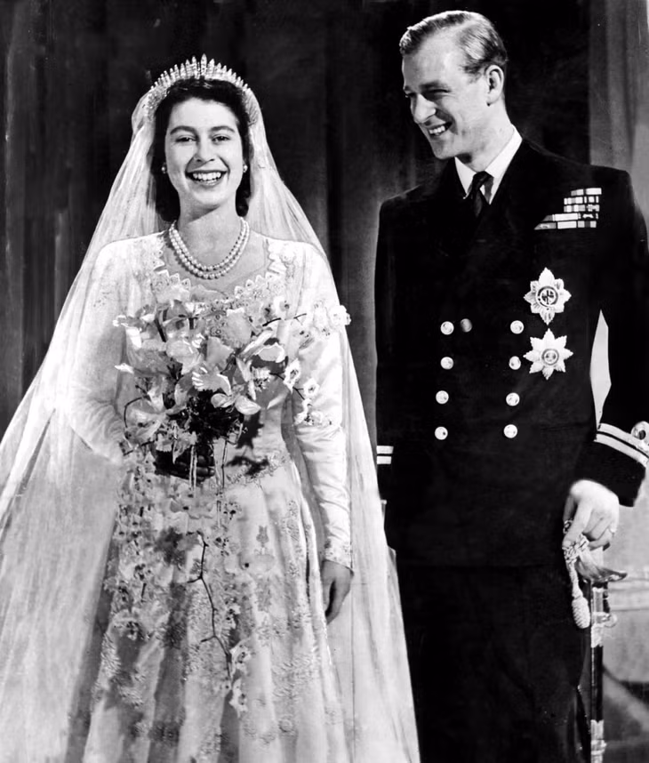 Công chúa Elizabeth kết hôn với người anh họ Philip Mountbatten tại lâu đài Westminster Abbey năm 1947.