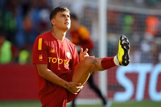 Dybala chấn thương trong lúc khởi động. Ảnh: Romapress