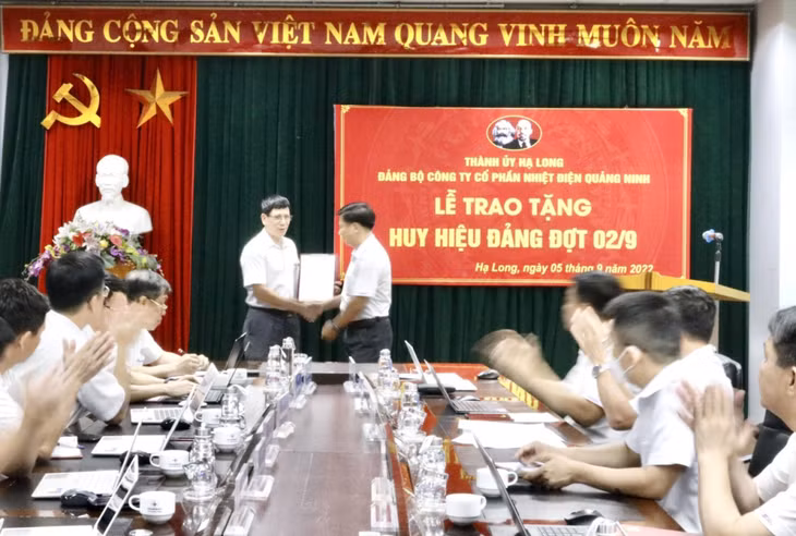 Bí thư Đảng ủy Công ty Nguyễn Tuấn Anh trao tặng Huy hiệu 30 năm tuổi Đảng cho đồng chí Phạm Bá Đức.