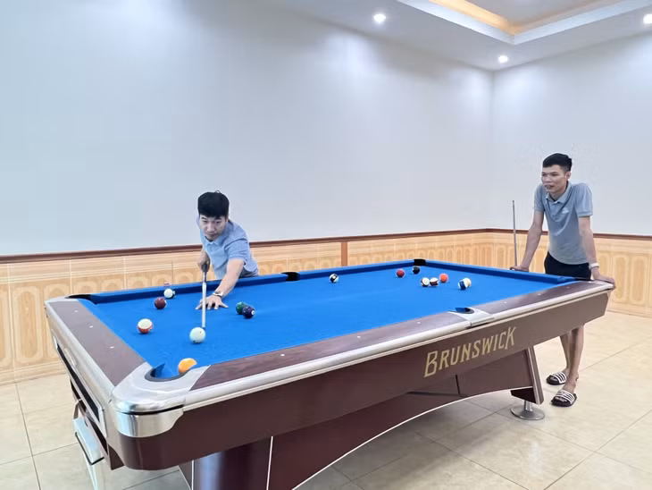 Thợ lò Vàng Danh chơi bi a sau những giờ làm việc căng thẳng.