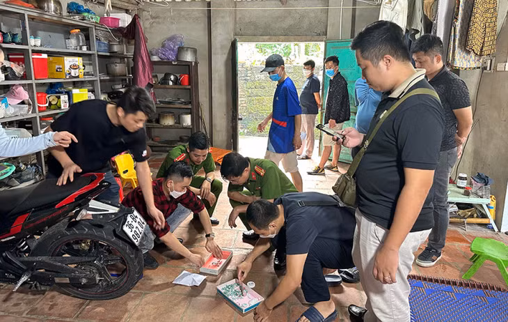 Lực lượng Công an phối hợp khám xét nhà của Trần Thị Hương.