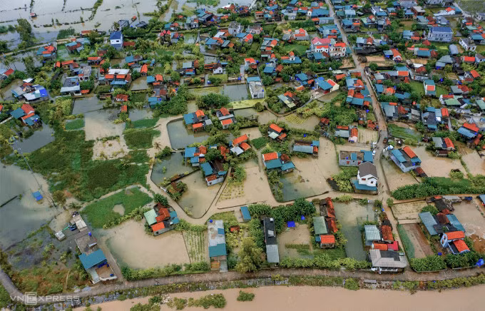 Một góc khu dân cư thị xã Hoàng Mai bị nước lũ bao vây, chiều 30/9. Ảnh: Mạnh Hùng
