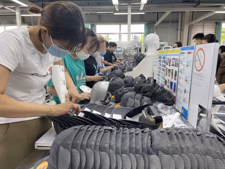 Gia công mũ thể thao tại Công ty TNHH Weitai Hạ Long (KCN Việt Hưng, TP Hạ Long).
