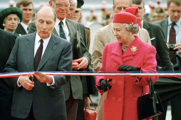 Tổng thống Pháp François Mitterand và Nữ hoàng cắt băng khánh thành đường hầm qua eo biển Manche nối hai nước.