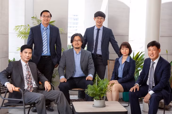 Ông Kim Kyoo Chul (đứng bên phải), thành viên Hội đồng Quản trị N.H.O, và các cộng sự đều là những người giàu kinh nghiệm và mong muốn kiến tạo cộng đồng phồn vinh, hạnh phúc.