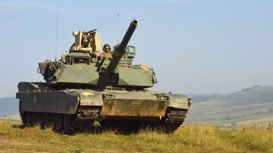 Các binh sĩ Lục quân Mỹ lái xe tăng M1 Abrams trong một cuộc tập trận gần Cincu, Romania, năm 2017. Ảnh: US Army