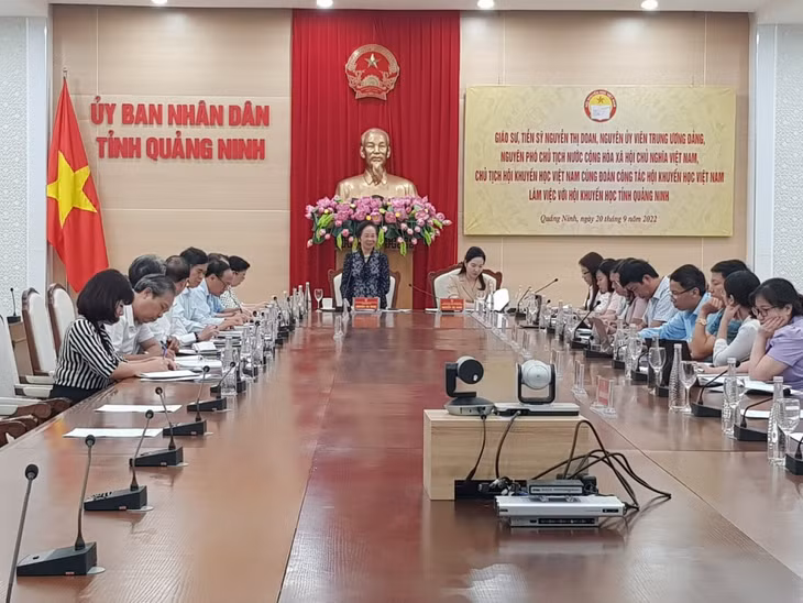 Đồng chí Nguyễn Thị Doan, nguyên Ủy viên Ban Chấp hành Trung ương Đảng, nguyên Phó Chủ tịch nước CHXHCN Việt Nam, Chủ tịch Hội Khuyến học Việt Nam đề nghị tỉnh Quảng Ninh tiếp tục làm tốt hơn nữa công tác khuyến học, khuyến tài, xây dựng xã hội học tập.