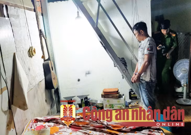 Cơ quan Công an khám xét nơi ở của đối tượng cầm đầu Dương Minh Tuấn (tức Ba Teo).