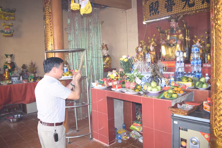 Người dân xã Hải Lạng thắp hương tại đền thờ Đức ông Hoàng Cần. Ảnh: Công Thành.