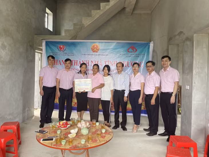 Lãnh đạo Ngân hàng CSXH tỉnh trao kinh phí hỗ trợ xây "Nhà tình thương" cho chị Hoàng Thị Liên (thị trấn Bình Liêu, huyện Bình Liêu).