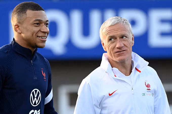 Mbappe và HLV Deschamps trên sân tập tuyển Pháp ở lần tập trung tháng 3/2022. Ảnh: AFP