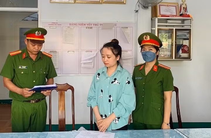 Công an đọc lệnh bắt bị can Đặng Thị Trinh Nữ.