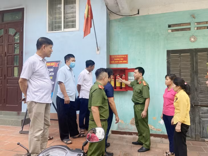 Công an huyện Bình Liêu hướng dẫn người dân sử dụng bình chữa cháy tại gia.