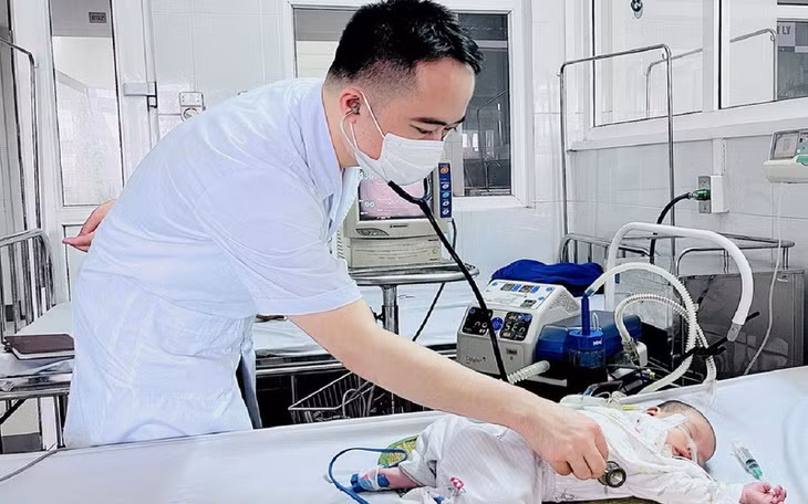 Bác sĩ thăm khám cho trẻ mắc bệnh đường hô hấp. Ảnh: BVCC