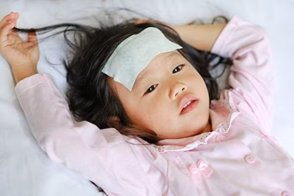 Trẻ em thường hay bị sốt, cần thận trọng khi sử dụng thuốc hạ sốt để tránh tác dụng phụ.