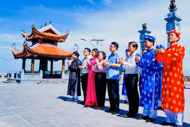 Lễ dâng hương khai hội tại đền thờ Nam Hải Đại Vương trên đảo Dáu ngày 27/8.