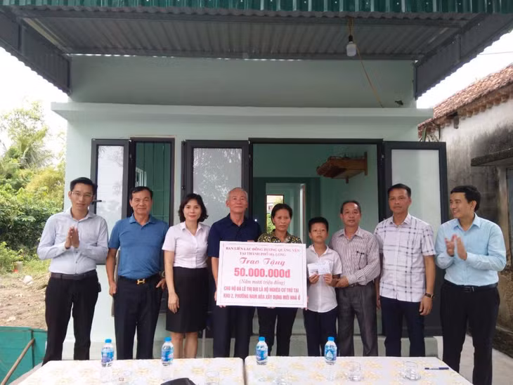Mẹ con chị Lê Thị Dịu được tặng quà, động viên trong ngày khánh thành nhà mới.