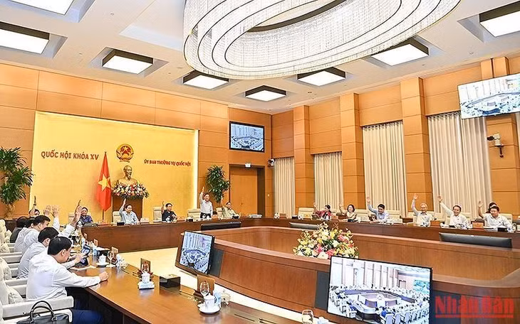 Ủy ban Thường vụ Quốc hội biểu quyết thông qua Nghị quyết về phân loại đô thị và đơn vị hành chính. (Ảnh: Duy Linh)