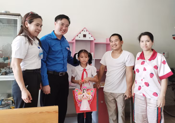 Đồng chí Hoàng Văn Hải, Bí thư Tỉnh Đoàn tặng quà Trung thu và góc học tập cho em Vũ Thị Thanh Trúc, lớp 5A4, Trường TH&amp;THCS Nam Khê (TP Uông Bí).