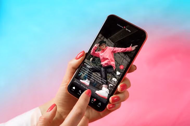 TikTok đang được nhiều người trẻ xem là kênh tìm kiếm thông tin nhanh. Ảnh: Shutterstock.