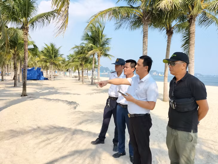 Lực lượng chức năng của thành phố Hạ Long và đơn vị quản lý bãi tắm kiểm tra thực tế, xác minh tại bãi tắm Công viên Đại Dương, Sun World Hạ Long.