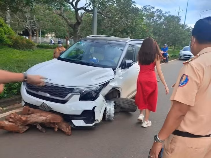 Hình ảnh lan truyền trên mạng về việc người dân đuổi theo nữ tài xế lái ôtô bể bánh chạy trên đường.