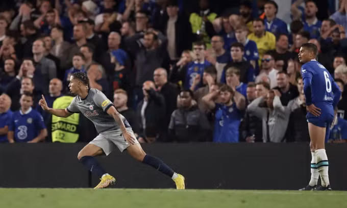 Okofor mừng bàn ấn định tỷ số hoà 1-1 cho Salzburg trước Chelsea. Ảnh: UEFA