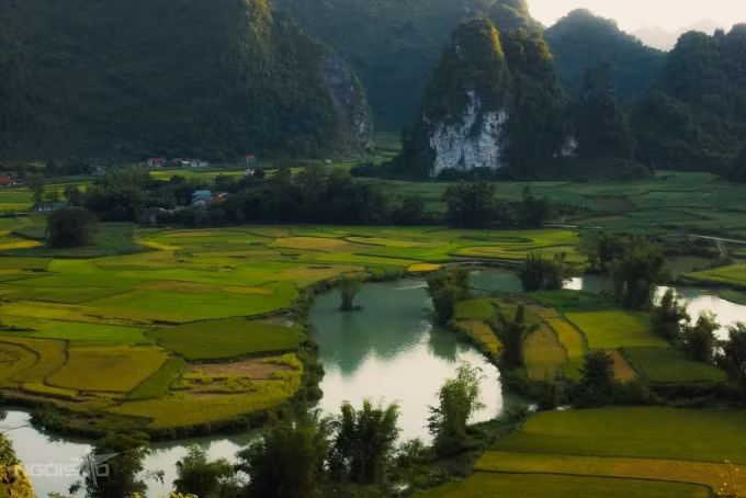 Tháng chín, khi những nơi khác ở miền Bắc chuẩn bị vào mùa gặt thì lúa hai bên bờ sông Quây Sơn vẫn còn xanh, xen kẽ một vài thửa ruộng lúa đang dần ngả sang màu vàng tạo nên những ô màu đẹp mắt.