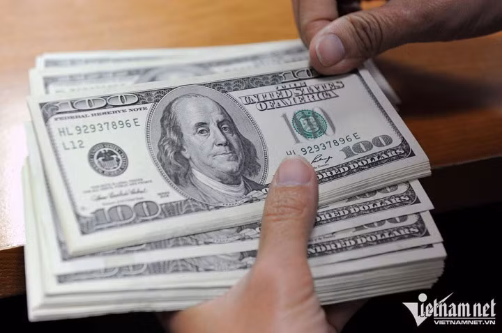 Giá USD ngân hàng chính thức cán mốc 24.000 đồng. (Ảnh: Hoàng Hà)