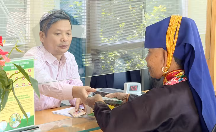 Người dân làm thủ tục vay vốn tại Ngân hàng CSXH huyện Ba Chẽ để đầu tư phát triển sản xuất.
