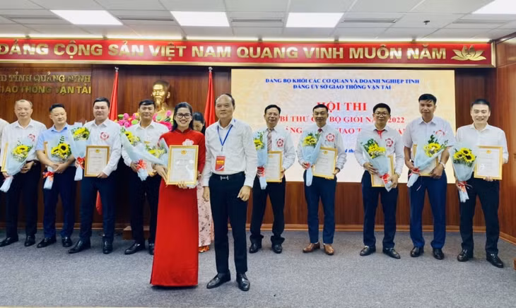 Đồng chí Hoàng Quang Hải, Tỉnh ủy viên, Bí thư Đảng bộ, Giám đốc Sở GTVT, Trưởng ban Tổ chức hội thi trao giải Nhất cho thí sinh Lê Nguyễn Hải Quỳnh, Chi bộ Văn phòng Sở.
