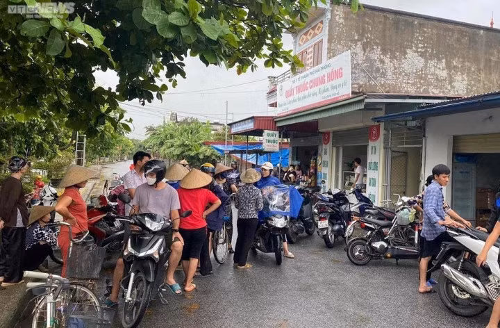 Hàng chục người dân tập trung trước cửa nhà bà Ng.T.T (SN 1972, thôn Xuân Chiếng, xã Ngũ Phúc) - (Nguồn: MXH)