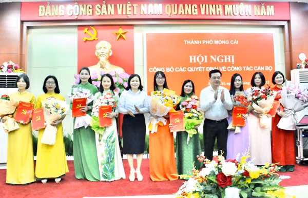 Lãnh đạo Thành ủy Móng Cái trao quyết định điều động, luân chuyển giáo viên quản lý các trường học trên địa bàn thành phố năm 2022.