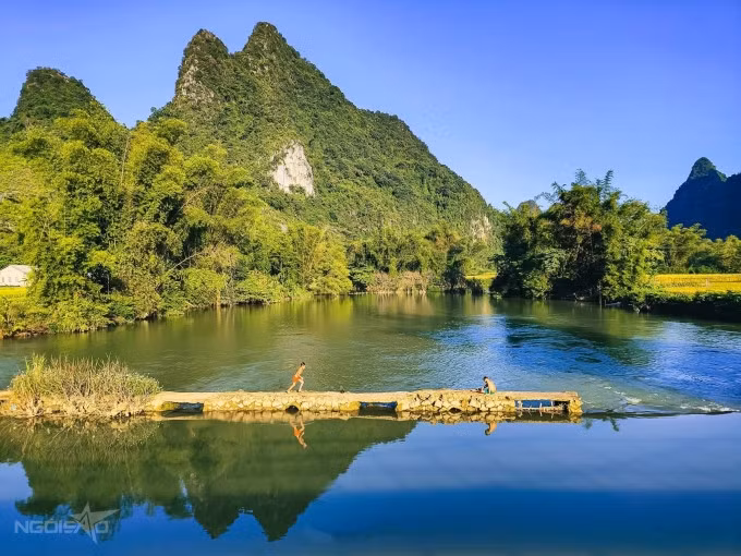 Trẻ em tắm, vui đùa trên dòng sông.