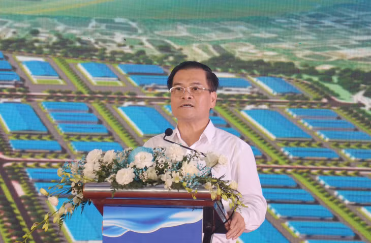 Đồng chí Bùi Văn Khắng, Phó Chủ tịch UBND tỉnh phát biểu tại buổi lễ.