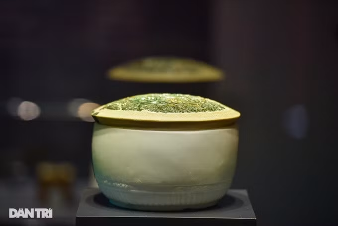 Triển lãm giới thiệu 29 cổ vật tiêu biểu, đặc sắc trong hoàng cung Thăng Long thời Lý - Trần, thời Lê sơ, Mạc, Lê Trung hưng. Đây là những đồ dùng, vật dụng không thể thiếu trong đời sống hoàng cung, từ cuộc sống sinh hoạt thường nhật đến các yến tiệc của nhà vua và triều đình trong các dịp đại lễ, sinh nhật vua, lễ đăng quang của nhà vua… Trên hình là nắp hộp men xanh lục trang trí nổi hình rồng văn mây, thời Lý, thế kỷ 11-12.