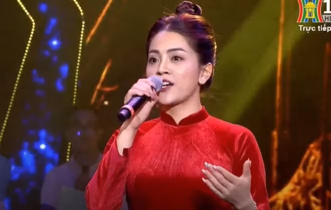 Ca sĩ Khánh Thy hát bị hụt hơi, quên lời trên sóng truyền hình.