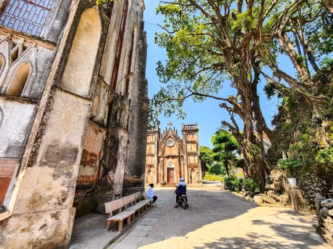 Vương cung thánh đường Sở Kiện cách Hà Nội khoảng 70 km, thích hợp cho chuyến đi trong ngày. Vị trí nhà thờ dễ tìm. Du khách chạy xe máy hoặc ôtô về hướng quốc lộ 1, theo chỉ dẫn của google maps là tới. Nếu muốn chụp hình đẹp, du khách nên chọn ngày trong tuần, trời nắng, đồng thời tránh các khung giờ làm lễ cho đỡ đông đúc.