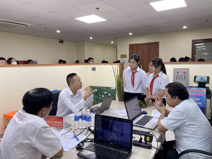 Ban Tổ chức phỏng vấn, đánh giá các mô hình, sản phẩm dự thi ở lĩnh vực giải pháp kỹ thuật ứng phó với biến đổi khí hậu, bảo vệ môi trường và phát triển kinh tế.