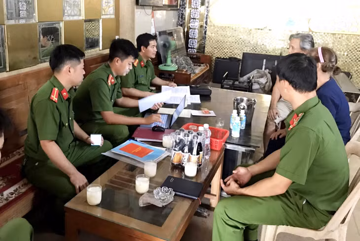Công an TP Cẩm Phả kiểm tra hồ sơ của cơ sở karaoke trong đợt tổng kiểm tra.