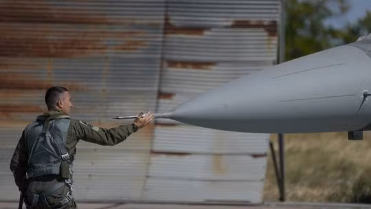 Phi công lái máy bay phản lực F-16 của Hy Lạp kiểm tra máy bay trước khi cất cánh. Ảnh minh họa: AP
